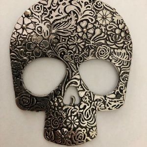 Long chain skull necklace